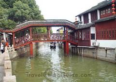 Lang Bridge, the only wooden bridge and the most featured span, just like a narrow corridor.